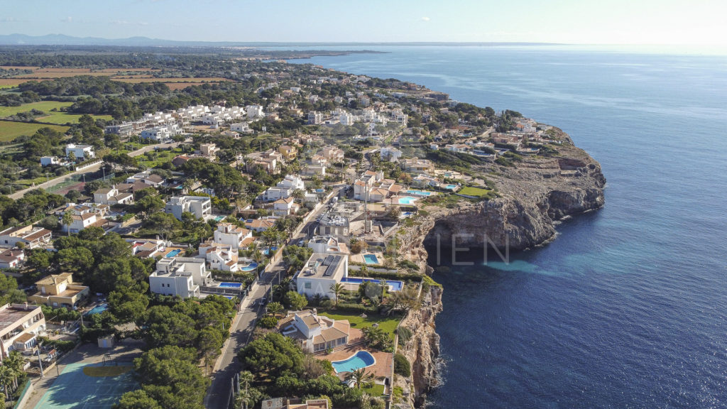 Cala Pi und die Küste aus der Luft