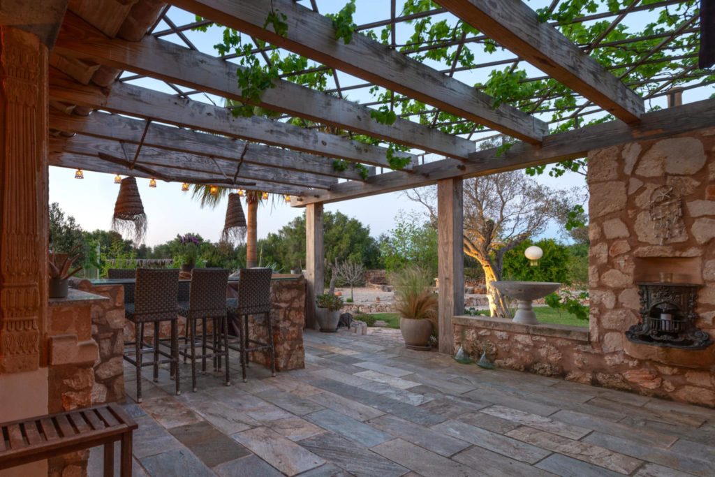 Terrasse mit Pergola, wie man sie im Südosten findet