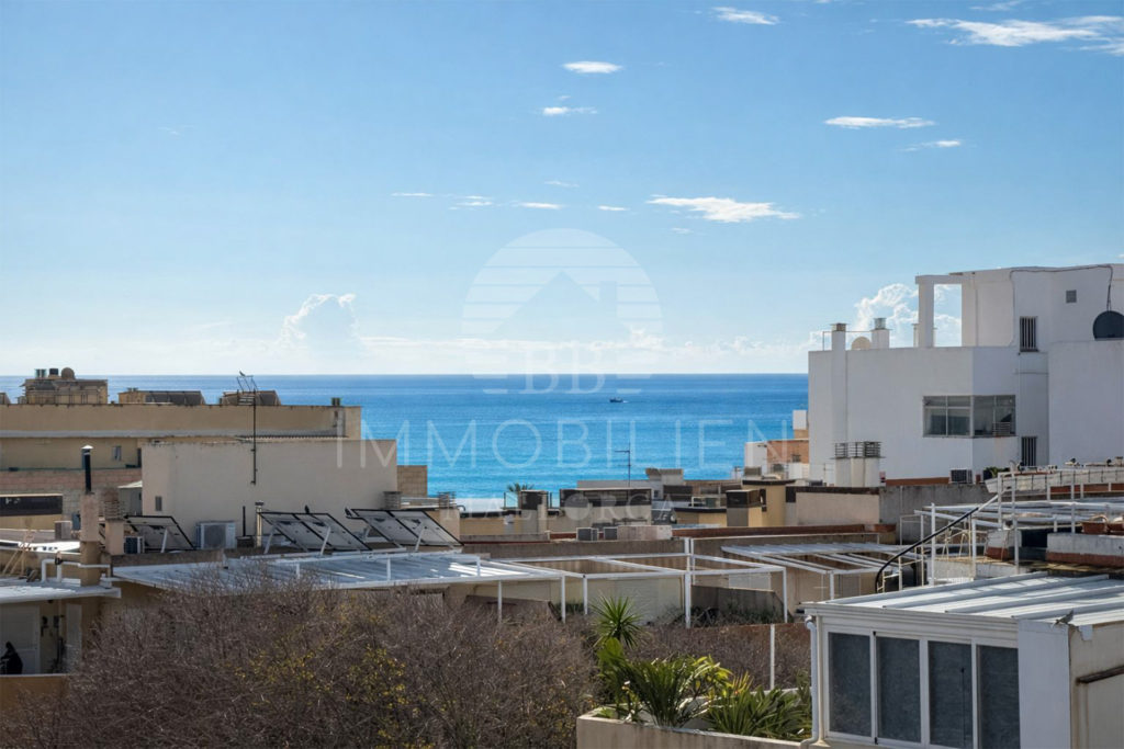 Blick auf Meer und Dächer in Portixol